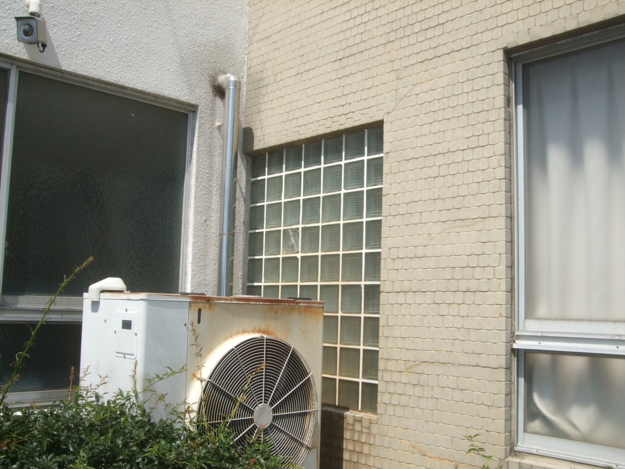 医院の改装 ガラスブロックの壁をサッシに 山春建設 建築士 山田のブログ 沼津市の工務店 山春建設 新築 リフォーム 北欧風自由設計の家